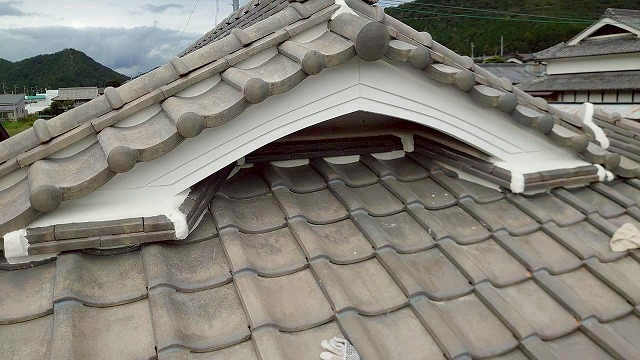 加古川市にて屋根メンテナンス工事を実施！最小限のコーキングでラバーロック施工を行いました